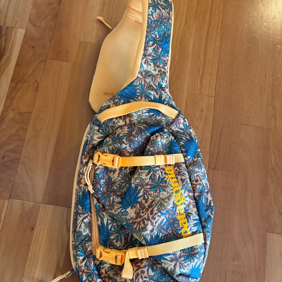 Patagonia Atom Sling Bag 8L in Saffron Yellow - Picture 9 of 11